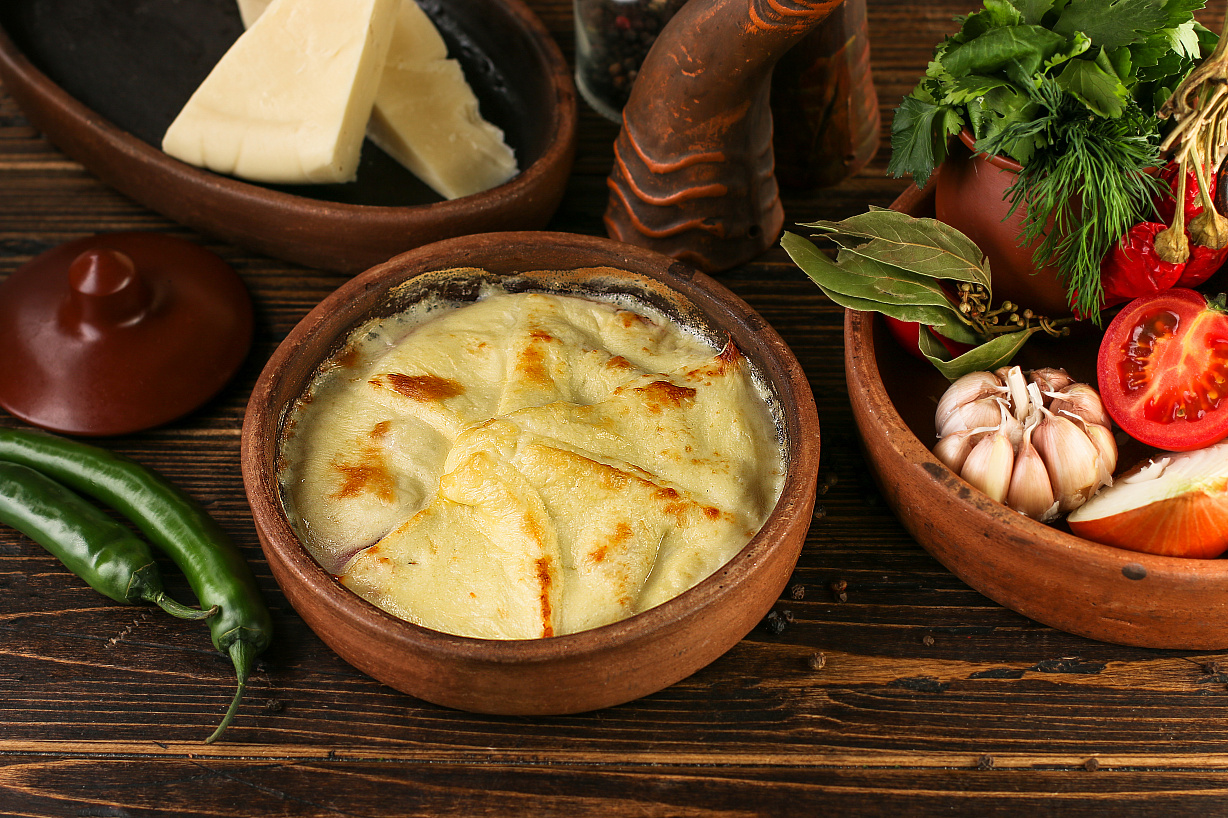 Сыр Сулугуни жареный на кеци с помидорами